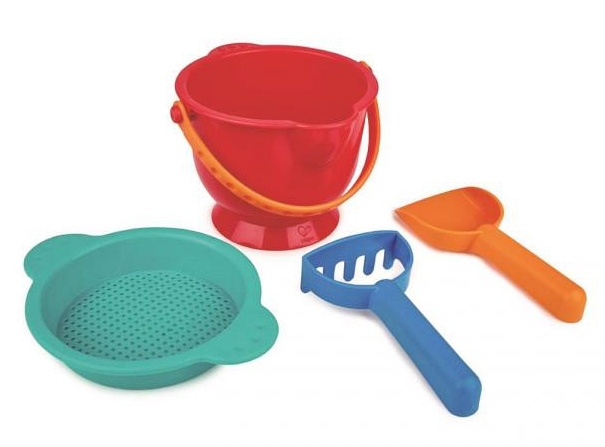 HAPE SADA NA PÍSEK SE SÍTKEM, KYBLÍKEM, LOPATKOU A HRABIČKAMI