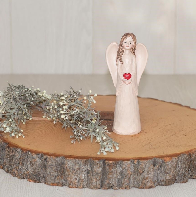 DEKORAČNÍ ANDĚL SE SRDCEM HNĚDÝ 15cm