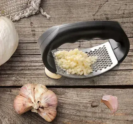 RUČNÍ LIS NA ČESNEK Z NEREZOVÉ OCELI